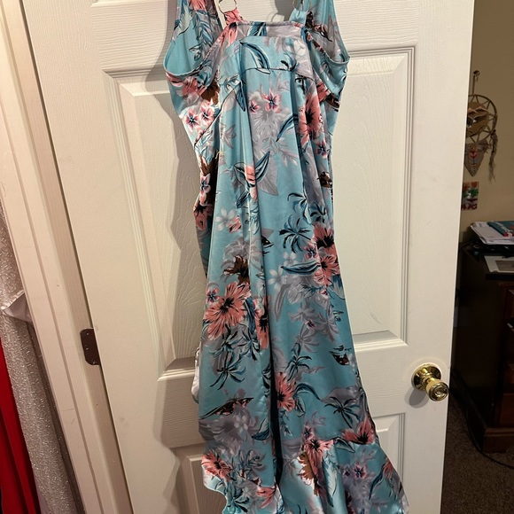 A FUN DIFFERENT DRESS 💙 - Picture 5 of 6